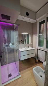 博洛尼亚CASA FORTUNATO的带淋浴和盥洗盆的浴室
