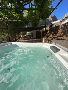 埃尔乔罗Casa Barcelo El Chorro的后院的绿色大热水浴池