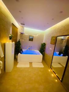 哈伊勒راحة للأجنحة الفندقية Comfort hotel suites的客房内的浴室设有大浴缸