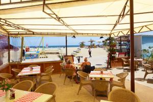 阳光海滩Briz - Seabreeze Hotel的一间享有海滩美景的餐厅