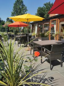 特诺亚姆巴勒酒店的一个带桌椅和遮阳伞的庭院。