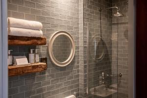 普利布里奇The Crown Inn Pooley Bridge的带淋浴、镜子和毛巾的浴室