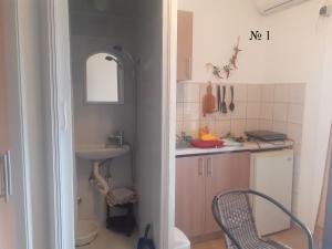 苏托莫雷OLGA apartmani的一个带水槽和椅子的小厨房