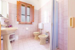 Marina di LeucaSalentoandmore - Anna Rita Guest House的粉红色的浴室设有卫生间和水槽