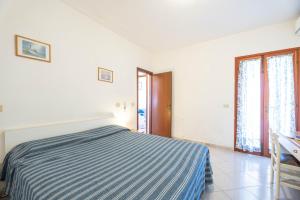 费拉约港Casa Luppoli的白色卧室配有床和书桌