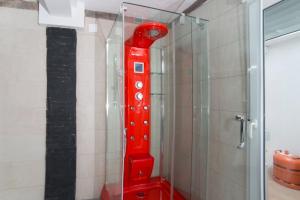 瓦伦西亚乐特莱特百斯威特旅馆的浴室角落的红色物体
