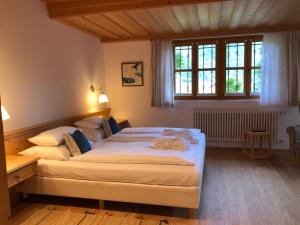 魏森湖Landhaus Sonneck的一间卧室设有一张大床和一个窗户。