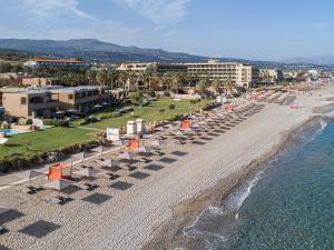 阿德里安诺斯坎波斯拉奎拉里斯马海滩酒店的享有海滩空中美景,提供椅子和公寓