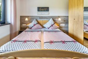 富特旺根Am oberen Bühl的一间卧室配有两张带弓的床铺