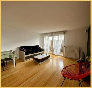 Appartement T4 Frontière Genève Gallard的休息区