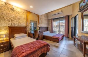 耶路撒冷新帝国酒店 的酒店客房配有两张床和一张书桌