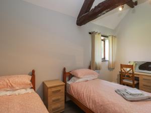 布里斯托Swallow Barns的一间卧室配有两张床和一张书桌