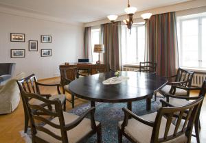 曼塔霍特里酒店-曼塔恩库鲁比餐厅的一间带桌椅的用餐室