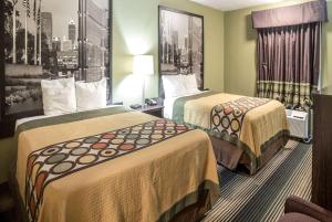 印第安纳波利斯速8南印第安纳波利斯酒店的一间酒店客房,房间内设有两张床