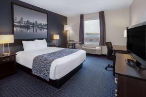 泰勒博恩拉彻尼亚速8酒店的配有一张床和一台平面电视的酒店客房