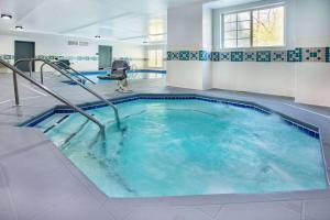 贝克利温德姆·贝克利麦克罗特客栈&套房酒店的大楼里一个蓝色的大泳池