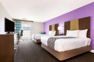 波莫纳波莫纳拉金塔旅馆及套房的酒店客房设有两张床和一台平面电视。