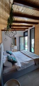特尔古奥克纳Casa cu Muri的一间卧室设有一张带木制天花板的大床