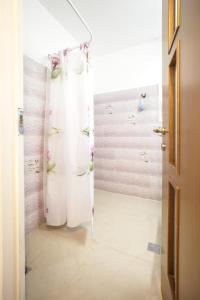 巴特亚姆Краткосрочная посуточная аренда Бат-Ям!的带淋浴的浴室和玻璃门