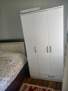 穆拉Karavan Kır Evi的卧室配有白色橱柜和1张床