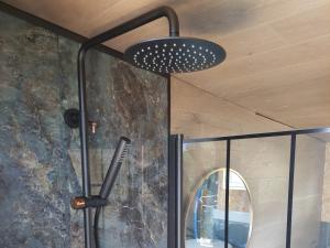 fjord : oslo的天花板上悬挂着黑色灯的淋浴