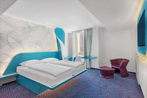 汉堡汉堡圣波利普利斯酒店的配有一张床和一把椅子的酒店客房