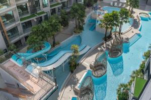 华欣Best Western Plus Carapace Hotel Hua Hin的享有度假村游泳池的空中景致