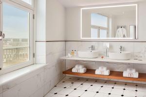 阿姆斯特丹Tivoli Doelen Amsterdam Hotel的浴室设有2个水槽和镜子