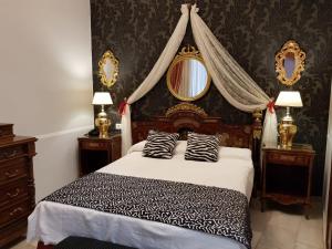 塞维利亚塞维利亚欧罗巴精品酒店的一间卧室配有一张带两个斑马枕头的床