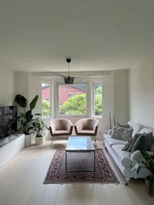 哥德堡Villa nära till natur och stan的客厅配有沙发和两把椅子