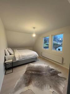 哥德堡Villa nära till natur och stan的卧室配有一张床,地板上铺有地毯
