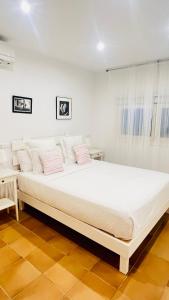 埃斯卡洛Casa Nena Es Calo的白色客房内的一张大白色床,配有枕头