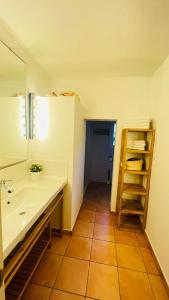 埃斯卡洛Casa Nena Es Calo的一间带水槽和镜子的浴室