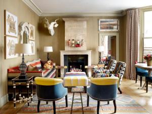 伦敦菲尔姆戴尔酒店集团骑士桥酒店的客厅配有椅子和壁炉