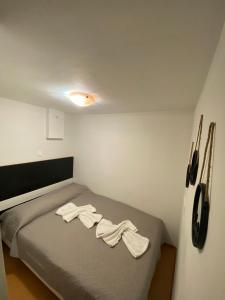 罗希姆诺Le.Chris Central Dorms的小房间,配有带毛巾的床