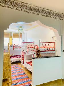 塔哈佐特Azoul Hostel Taghazout的卧室配有4张双层床和地毯。