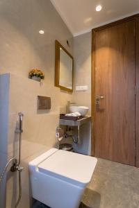罗纳瓦拉Villa Amara 29 by Stay ALYF, Lonavala的一间带卫生间、水槽和镜子的浴室