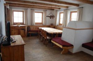 布里克森谷地霍普夫加尔滕萨尔芬阿尔穆度假屋的一间带桌椅和窗户的用餐室