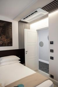 阿谢亚Rumi Boutique Hotels&Spa Only adults的卧室配有白色的床和窗户。