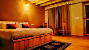 斯潘格米克Mystic Pangong的一间卧室,卧室内配有一张大床