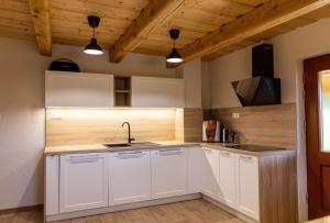 米查洛瓦Chata Planina的厨房配有白色橱柜和水槽