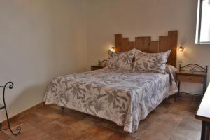 蒂亚斯Cabaña La Higuera的一间卧室配有一张带木制床头板的床