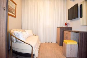 赫尔格达Al Dora Residence Suites Hurghada的一间房间,配有椅子和电视
