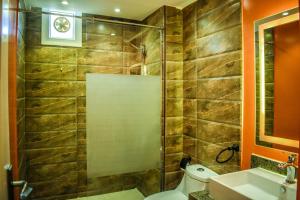 赫尔格达Al Dora Residence Suites Hurghada的带淋浴、卫生间和盥洗盆的浴室