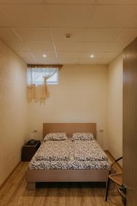 文茨皮尔斯Guest house Baltika的一间带床的卧室,位于带窗户的房间内