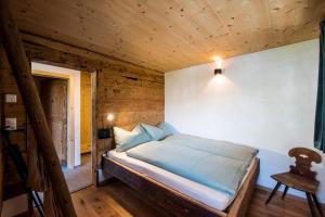布里恩茨Ferienhaus Chalet Steckli的小木屋内一间卧室,配有一张床