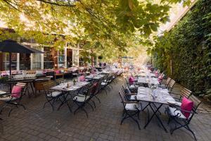 海德堡格林兹霍夫餐厅酒店的庭院里一排桌椅
