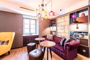 帕绍Premier Inn Passau Weisser Hase的客厅配有紫色沙发和桌子