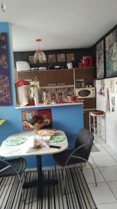 贝廷Betim paraíso的一间厨房,里面配有桌椅