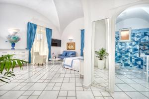 卡普里Le Botteghe 59 Capri的蓝色和白色的卧室设有一张床和一间浴室